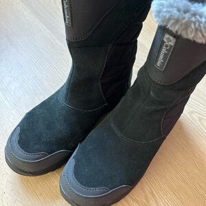 Columbia Black Suede Winter Boots with Gray Fur